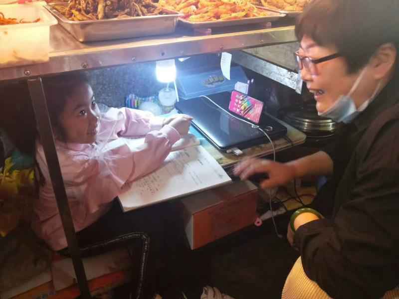 案板下学习的女孩：半年后仍在原处上网课，柜子加高心态不变